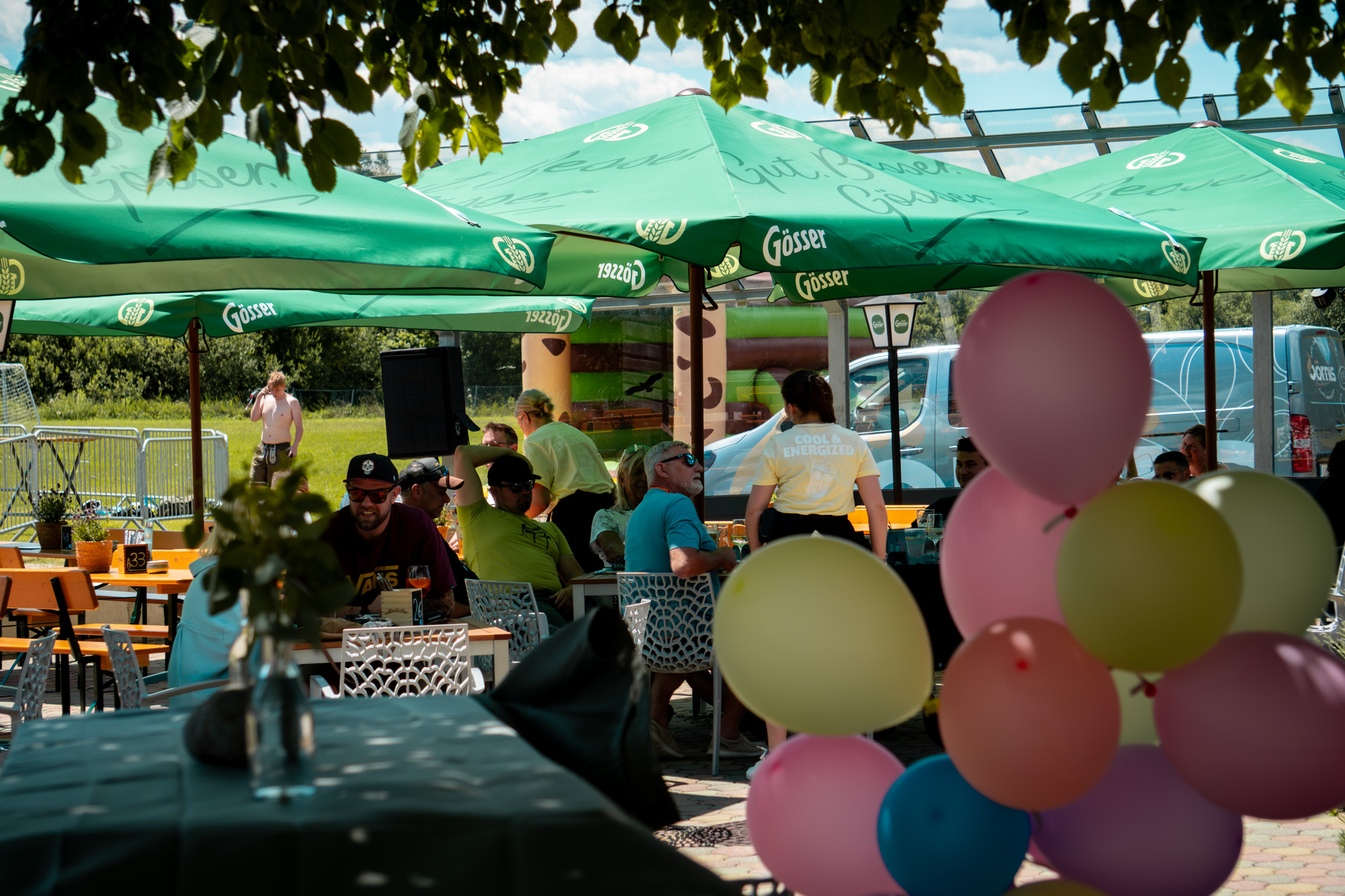 Gäste sitzen entspannt auf der Terrasse des Lake Camp Weissenbach