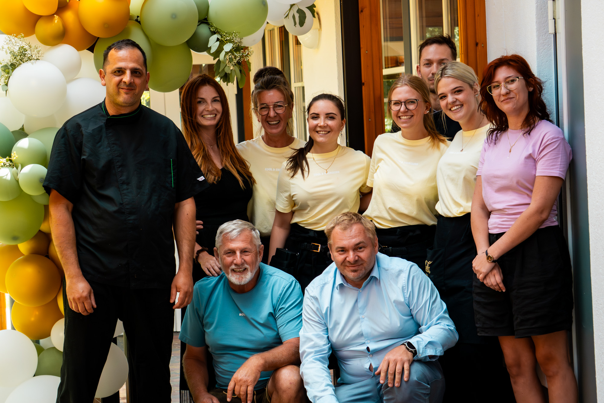 Team und Gäste beim Eröffnungsfest am Lake Camp Weissenbach
